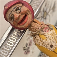 vinprop-traedame-gul-bluse-roedt-toerklaede-sorte-briller-gammel-prop